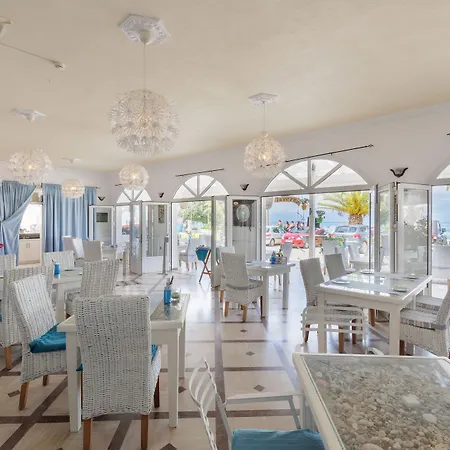Aphrodite Beachfront By Konnect, 2* Roda (Corfu)