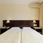 Aphrodite Beachfront By Konnect, 2* Roda (Corfu)